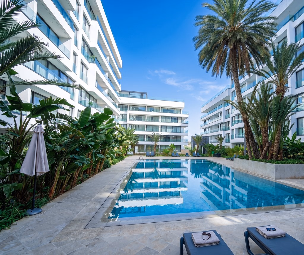 Appartement luxueux à louer Malabata Hills Tanger — résidence avec piscine extérieure et palmiers