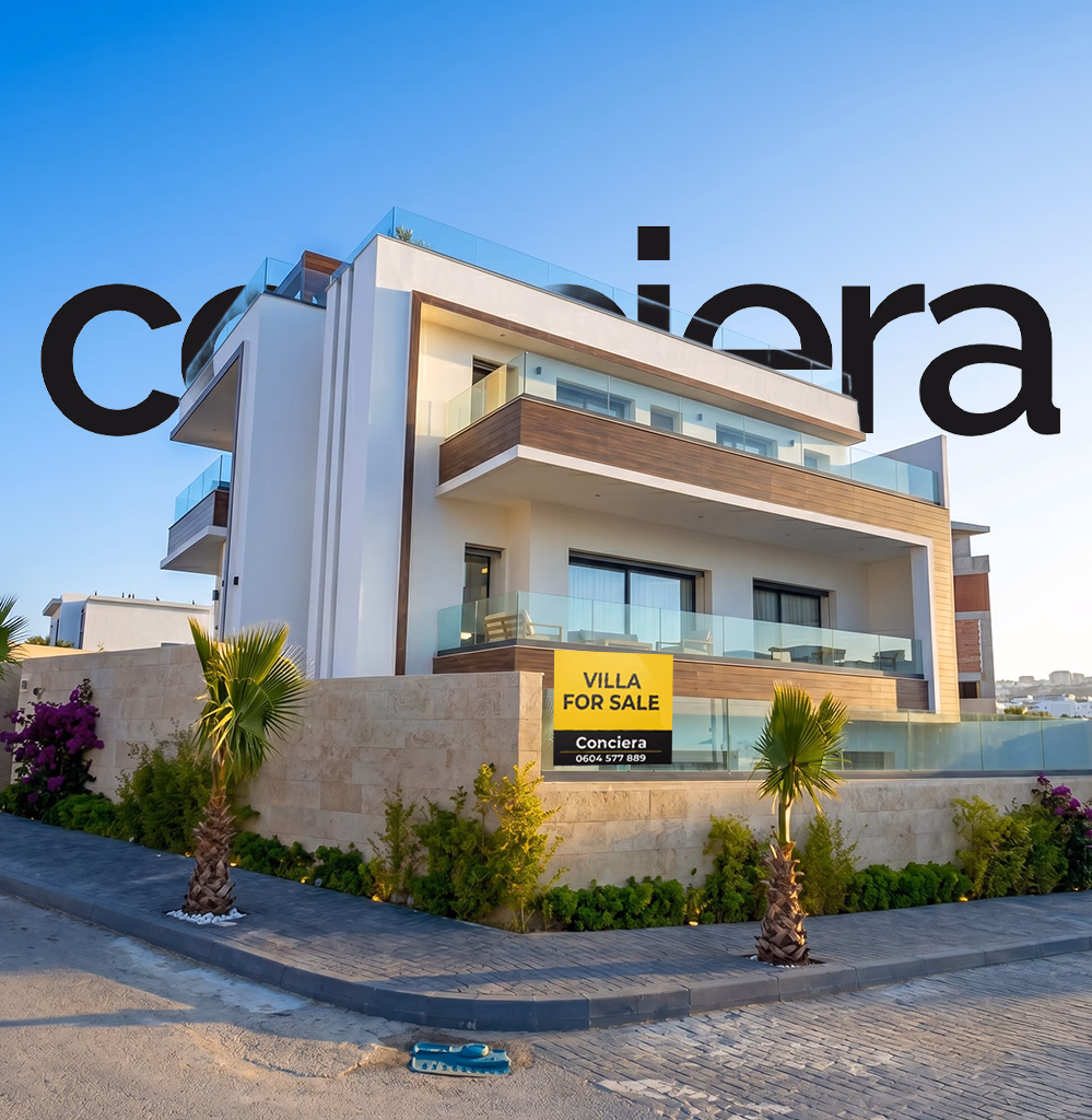 Promotion immobilière à Tanger — villa moderne à vendre commercialisée par Conciera, panneau jaune 'Villa For Sale' au pied du jardin, exemple de mise en marché premium pour propriétaires