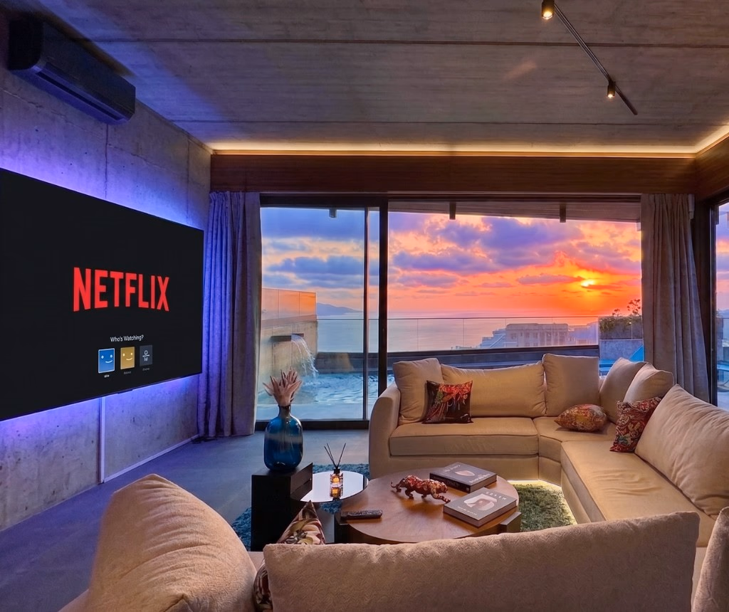 Villa de luxe à louer à Tanger Nouinouich — 400 m² avec salon Smart TV Netflix et vue panoramique sur la baie au coucher du soleil